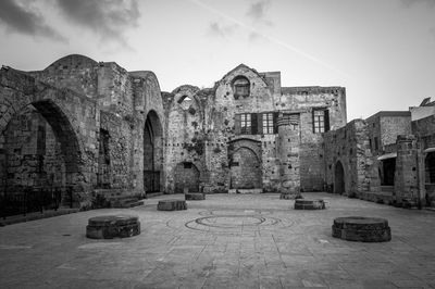 Old ruin building against sky