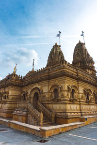 Sanatan shree hindu mandir hindu temple in the wembley district in london.