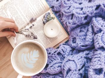 Hand holding coffee cup