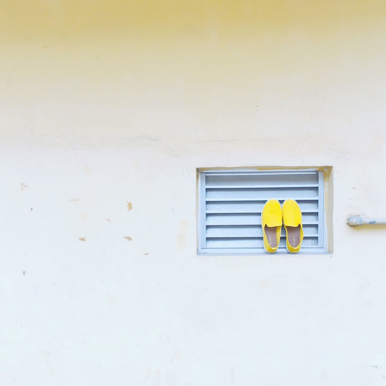 childhood, wall - building feature, yellow, toy, indoors, wall, copy space, built structure, still life, day, home interior, table, house, multi colored, architecture, wood - material, blue, chair, no people, boys