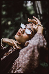 Young woman wearing sunglasses at park