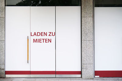 German vacancy sign on storefront - laden zu mieten translates as store to let