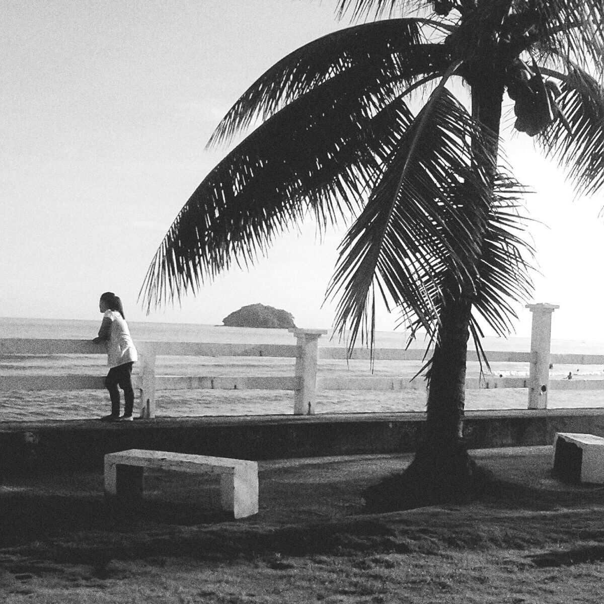 FULL LENGTH OF MAN WALKING ON BEACH