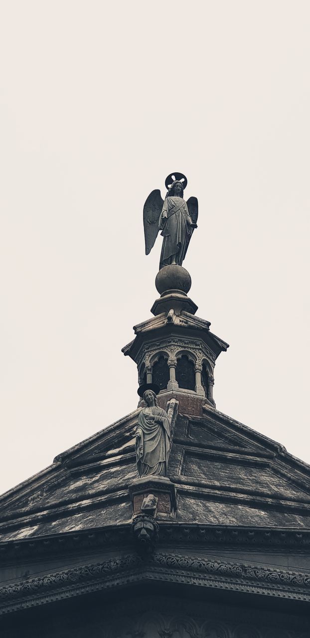 LOW ANGLE VIEW OF STATUE AGAINST BUILDING