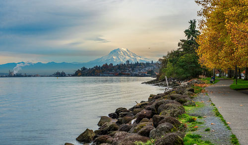 A view of mount rainier on an overcast day from ruston, washington.