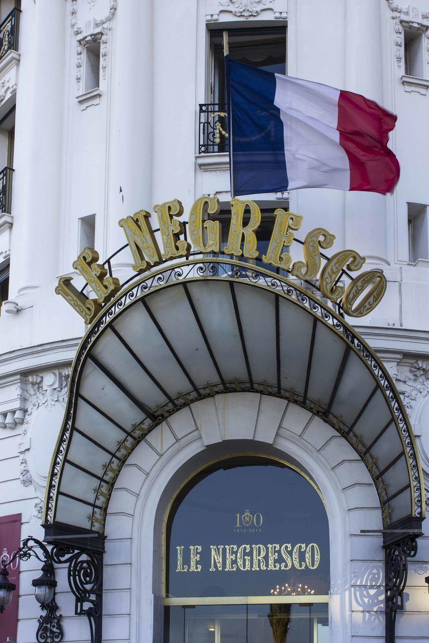 INFORMATION SIGN ON BUILDING ENTRANCE