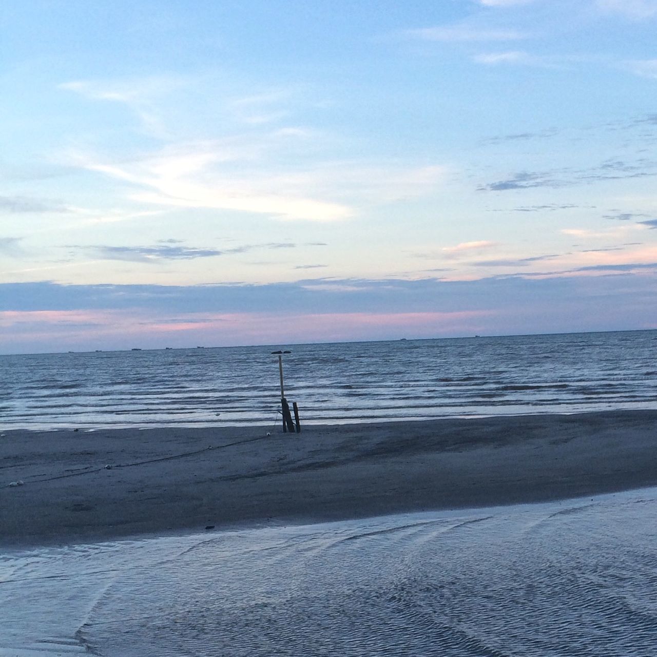 sea, water, beach, sky, horizon over water, tranquil scene, tranquility, shore, scenics, beauty in nature, cloud - sky, sand, nature, leisure activity, cloud, lifestyles, idyllic, vacations