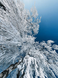 Scenic view of snowcapped mountain against blue sky