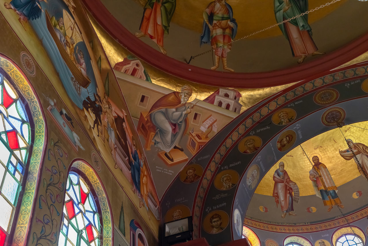 LOW ANGLE VIEW OF ORNATE CEILING IN TEMPLE