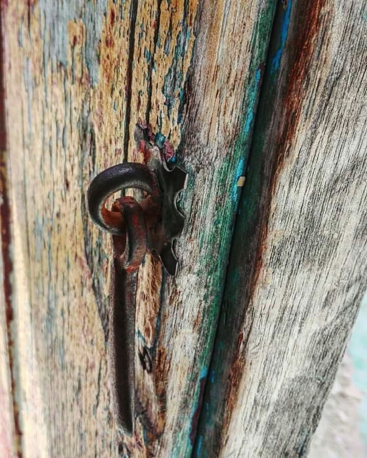 CLOSE-UP OF RUSTY METAL