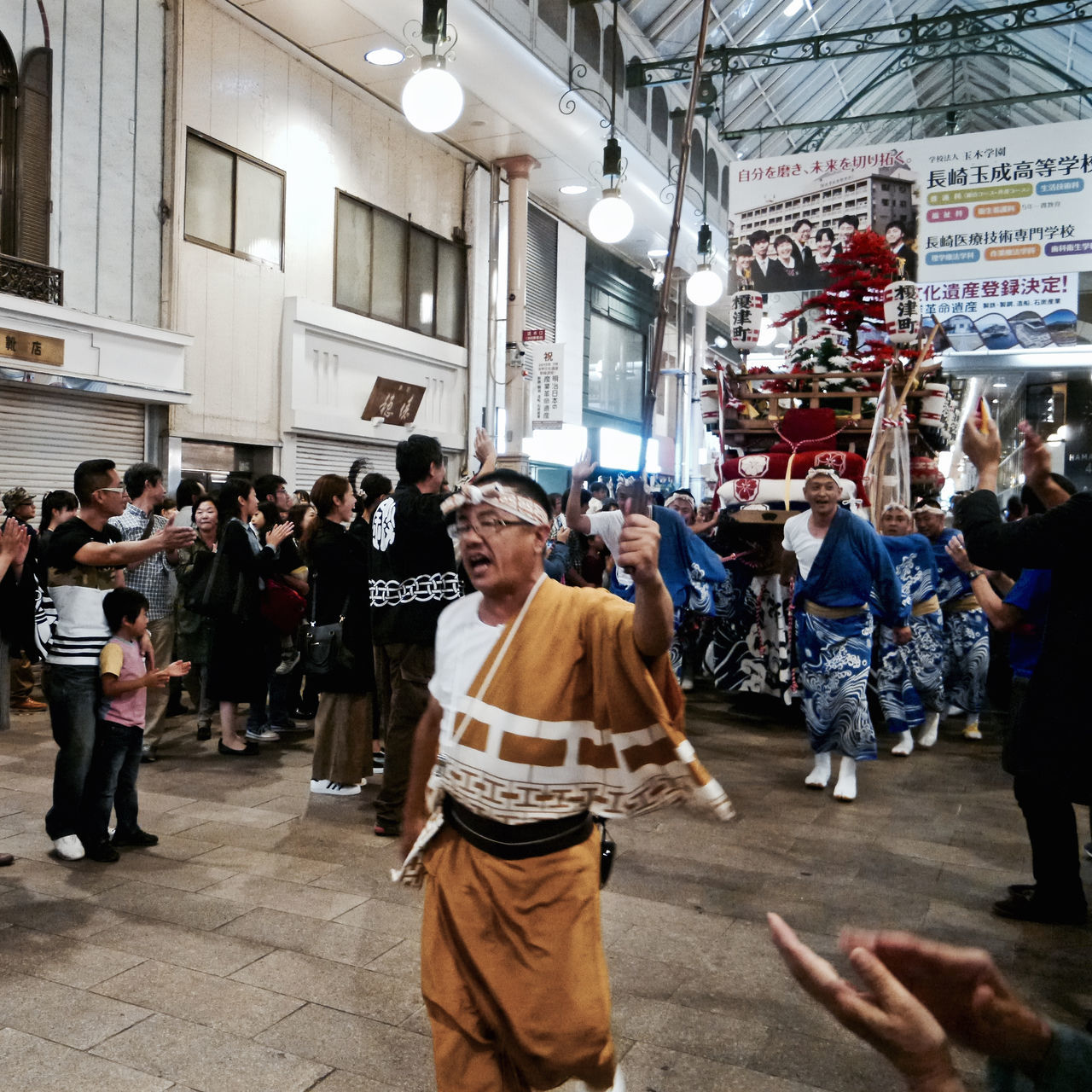 large group of people, men, person, lifestyles, street, crowd, building exterior, city life, city, leisure activity, architecture, built structure, walking, market, mixed age range, casual clothing, outdoors, road, medium group of people