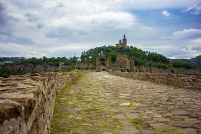 Old ruins of building against sky