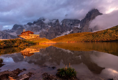 Panoramic view of lake and mountains against sky