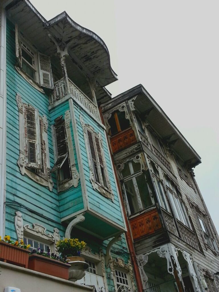 architecture, building exterior, built structure, low angle view, clear sky, building, window, residential building, residential structure, city, day, sky, balcony, outdoors, no people, facade, copy space, exterior, house, high section