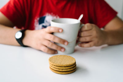 Close-up of hand holding coffee cup