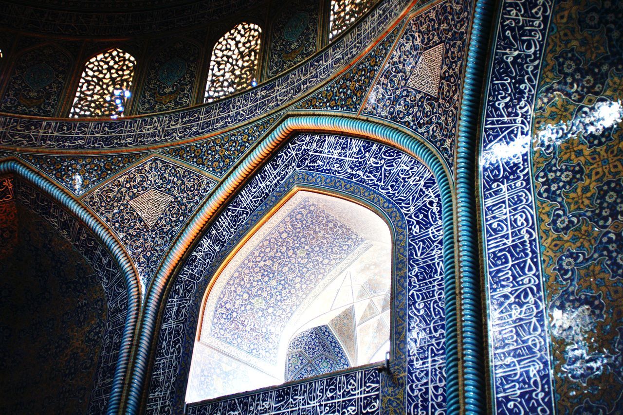 LOW ANGLE VIEW OF ORNATE BUILDING