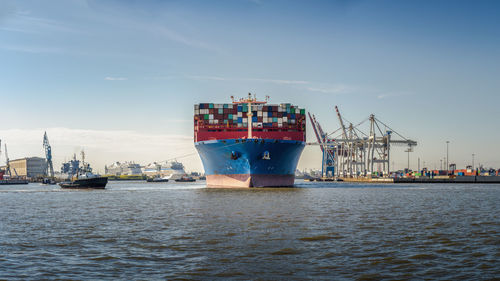 Containergiant during berthing manoeuvre at tollerort kai in hamburg