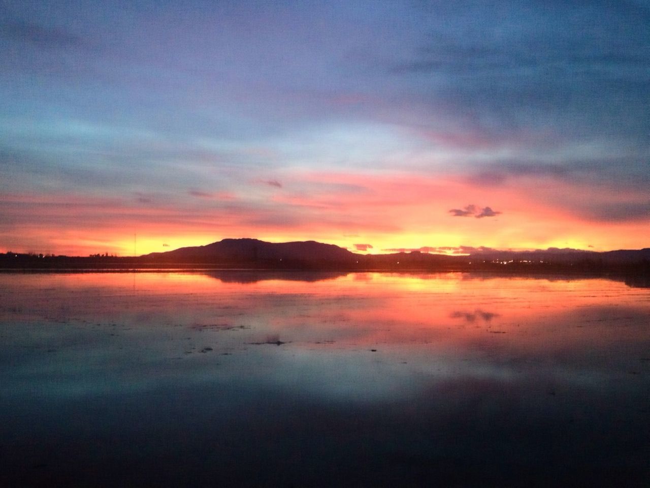 sunset, scenics, tranquil scene, tranquility, beauty in nature, sky, orange color, water, cloud - sky, idyllic, mountain, lake, nature, reflection, silhouette, waterfront, cloud, dusk, dramatic sky, majestic