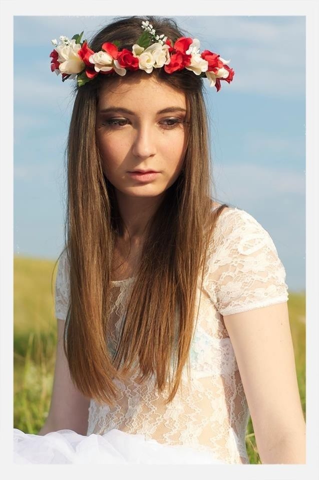 young women, long hair, young adult, person, looking at camera, portrait, lifestyles, leisure activity, front view, beauty, smiling, brown hair, casual clothing, black hair, medium-length hair, femininity, focus on foreground