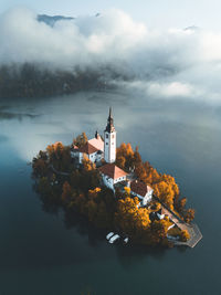 Famous bled lake in triglav national park in the julian alps. autumn colors in slovenia