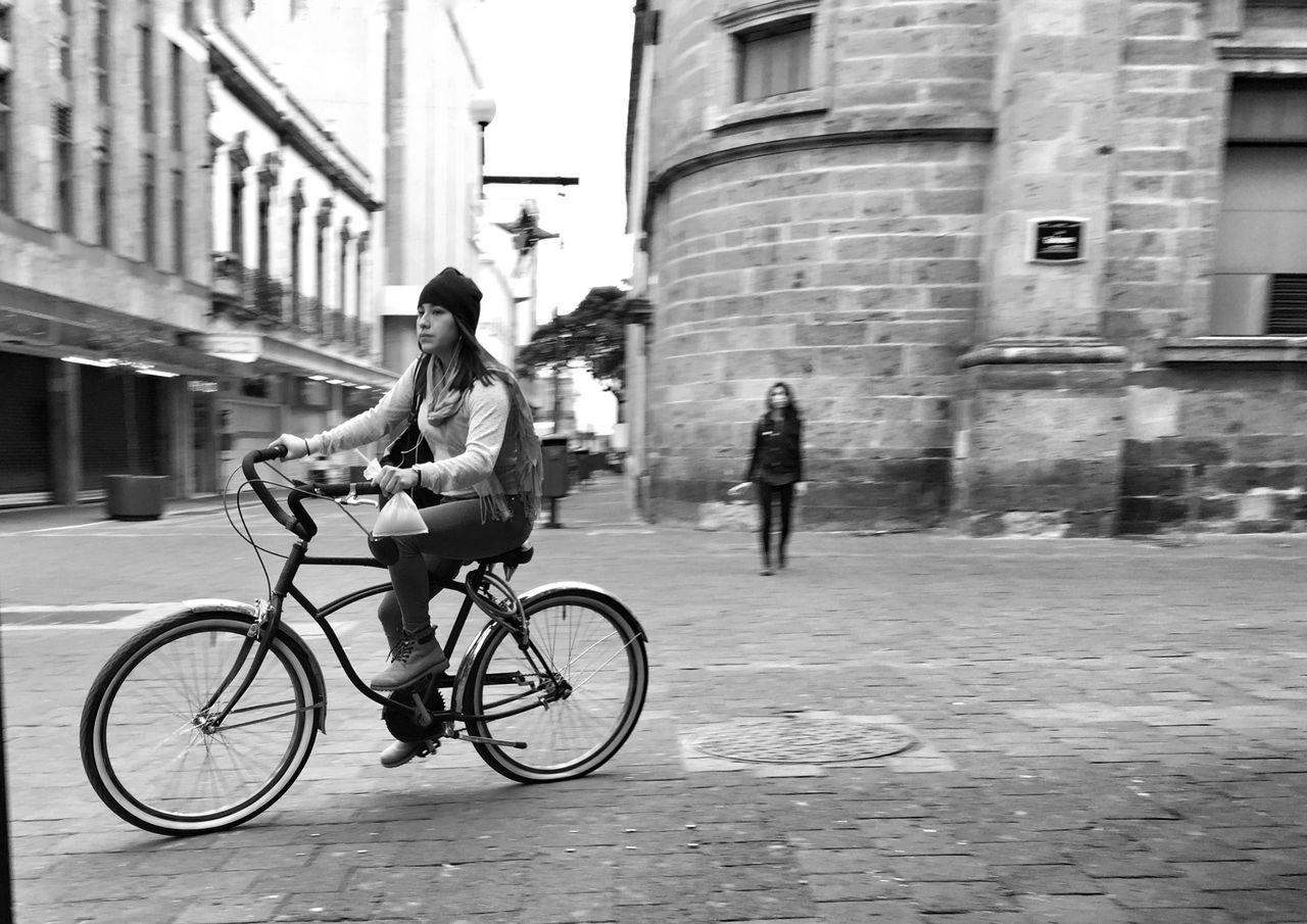 bicycle, transportation, mode of transport, riding, full length, land vehicle, lifestyles, building exterior, street, men, architecture, built structure, leisure activity, cycling, walking, road, city, side view