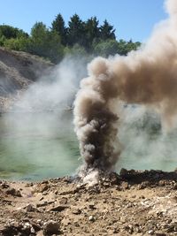 Thermic activity in front of an acid lake.
