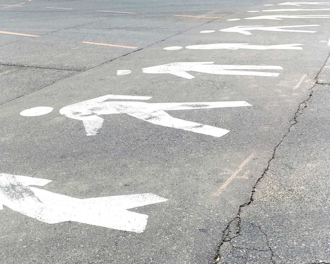 HIGH ANGLE VIEW OF ARROW SIGN ON STREET