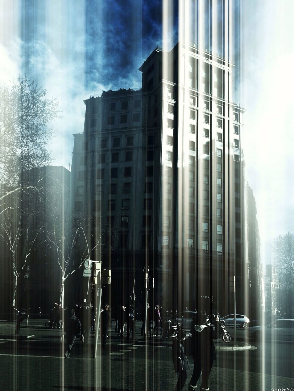 REFLECTION OF MODERN BUILDINGS IN CITY