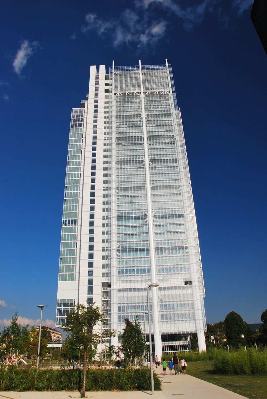 LOW ANGLE VIEW OF MODERN SKYSCRAPER AGAINST BLUE SKY