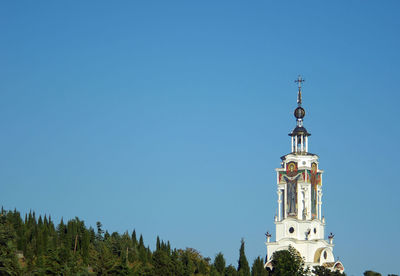 Saint nicholas church-lighthouse in malorechenskoye village near alushta, crimea.