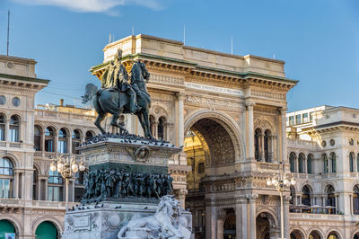 Statue of historic building against sky