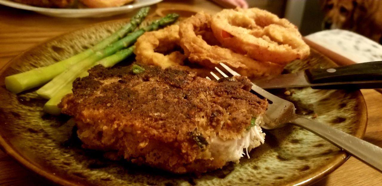 CLOSE-UP OF FOOD IN PLATE