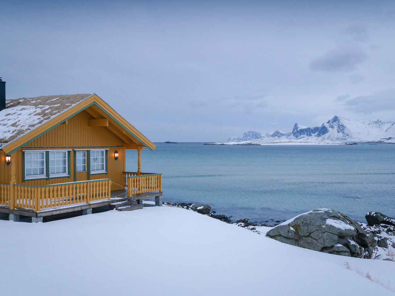 SCENIC VIEW OF SNOW COVERED MOUNTAINS AGAINST SKY