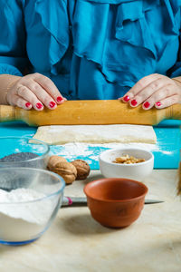 Midsection of man preparing food on table