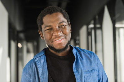 Portrait of happy african american small business owner. millennial black male team leader smiling