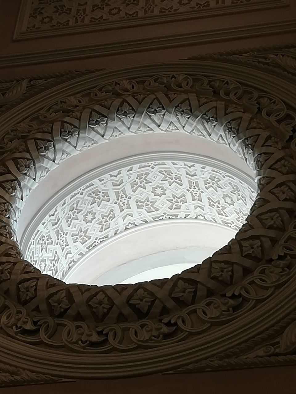 LOW ANGLE VIEW OF CEILING IN BUILDING