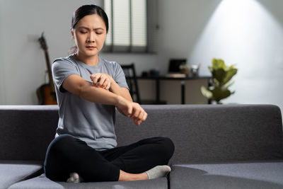 Portrait of young woman exercising in gym