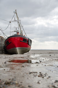 Fisherman boats stuck on the beach in low tide period in leigh-on-sea, uk.