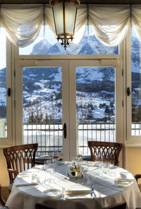 Table and chairs in room