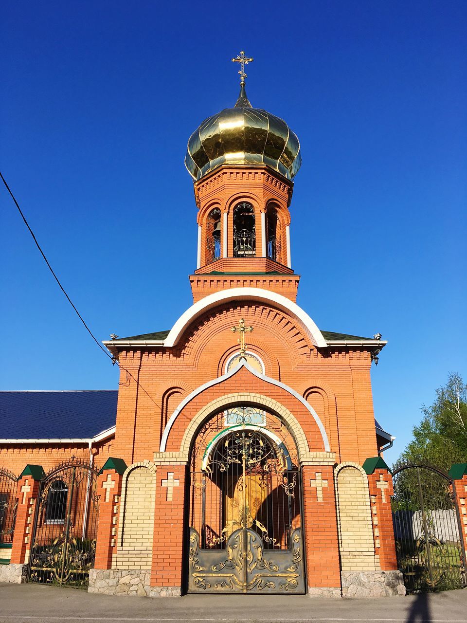 building exterior, architecture, built structure, sky, religion, place of worship, building, belief, blue, spirituality, tower, nature, low angle view, clear sky, day, arch, sunlight, clock, no people, outdoors