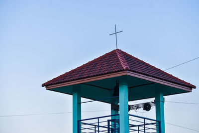 Photo of christianity low angle view of building against clear blue sky