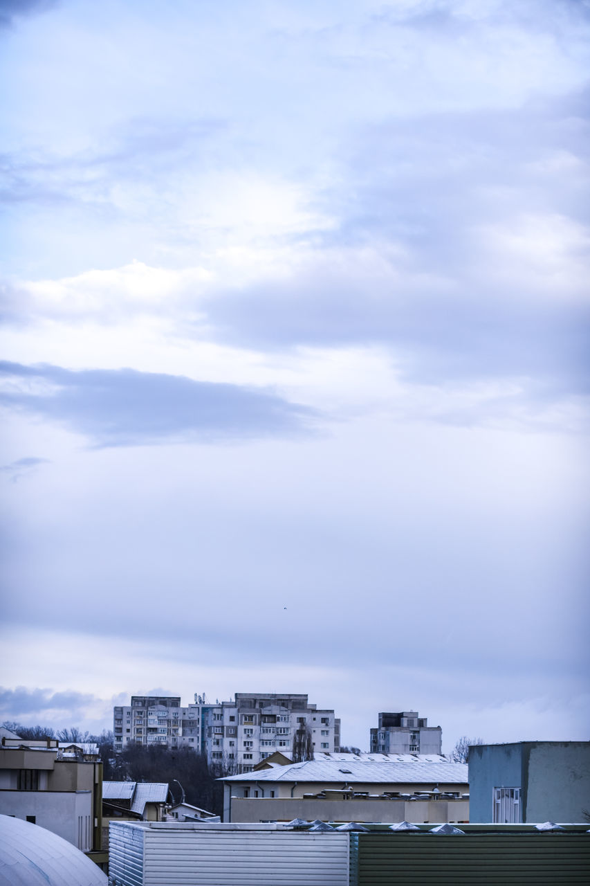 HIGH ANGLE VIEW OF BUILDING AGAINST SKY