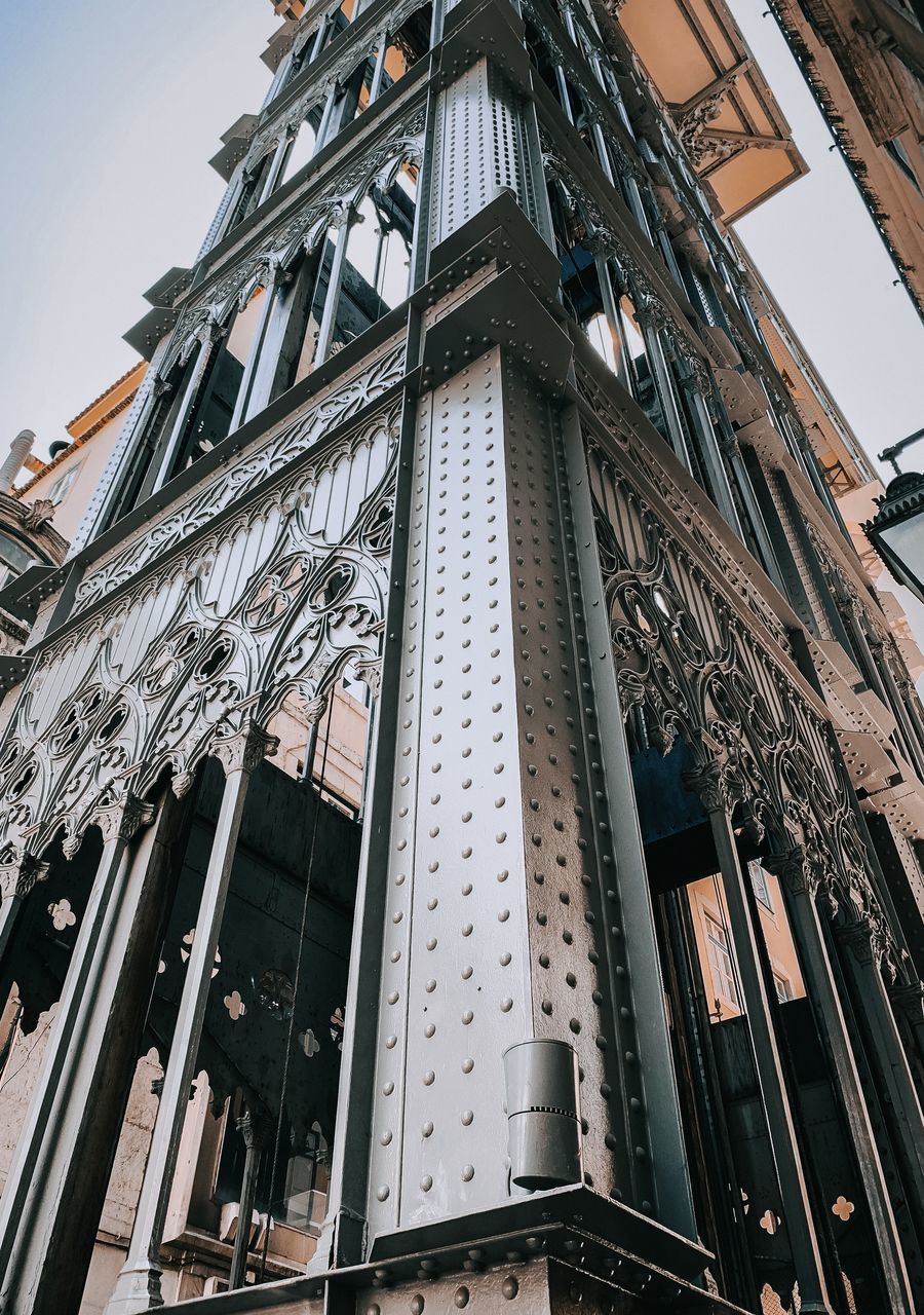 LOW ANGLE VIEW OF BUILDING IN CITY AGAINST SKY