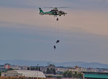 People paragliding over water against sky