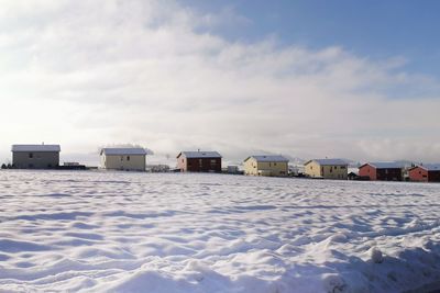 In row  detached houses - detached houses in row. 