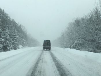 Driving on interstate 95 in maine during a snowstorm 