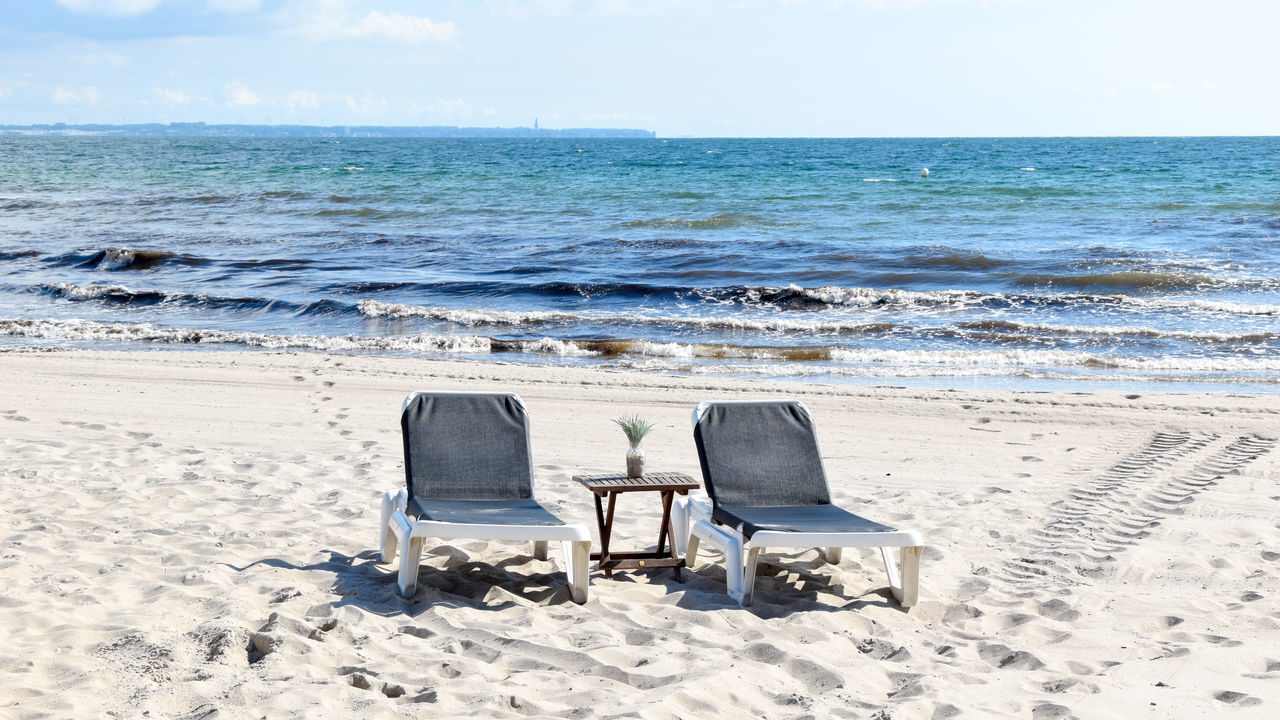 sea, beach, horizon over water, sand, shore, water, tranquility, tranquil scene, absence, chair, sky, scenics, nature, beauty in nature, empty, relaxation, day, idyllic, vacations, sunlight