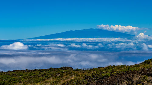 Scenic view of mauna kea volcano against sky