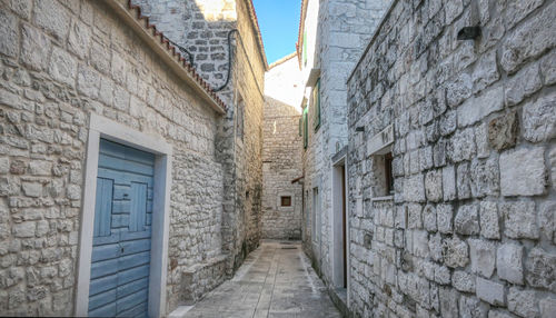 Narrow alley amidst buildings in trogir city