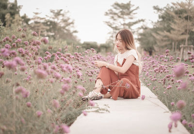 Portrait of young woman sitting on field